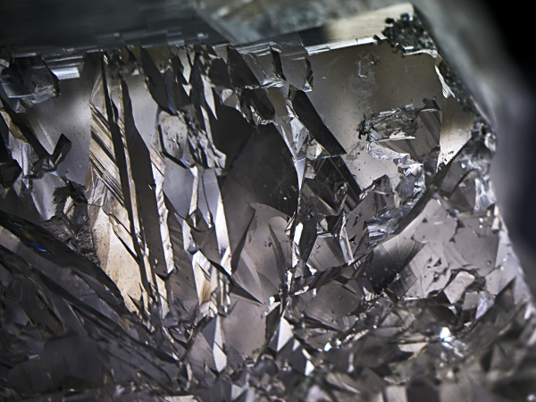 金屬硅為什麼過剩？從價格圖與停產統計看三大關鍵因素